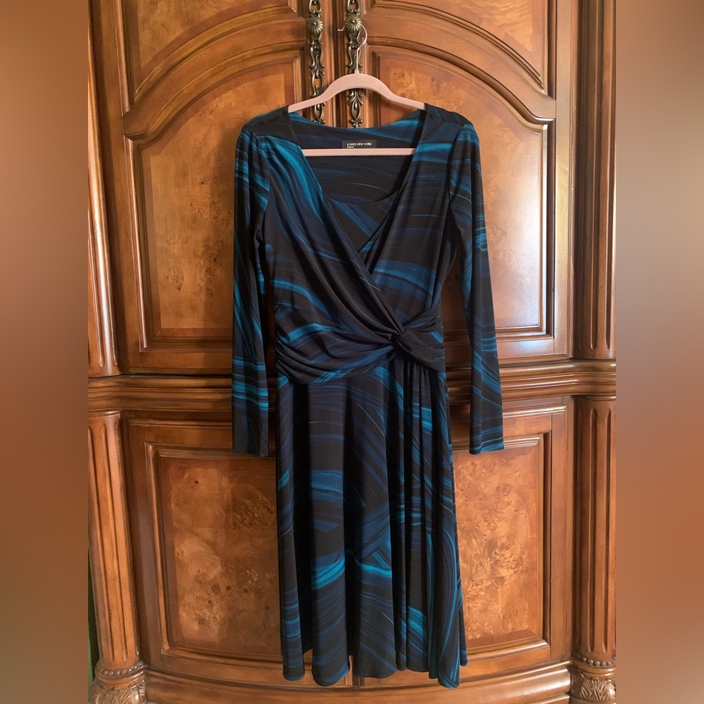 Beautiful all year round kind of dress. And perfect dress for any occasion.